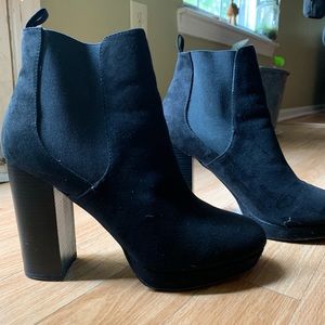 Heeled Chelsea Booty - black suede